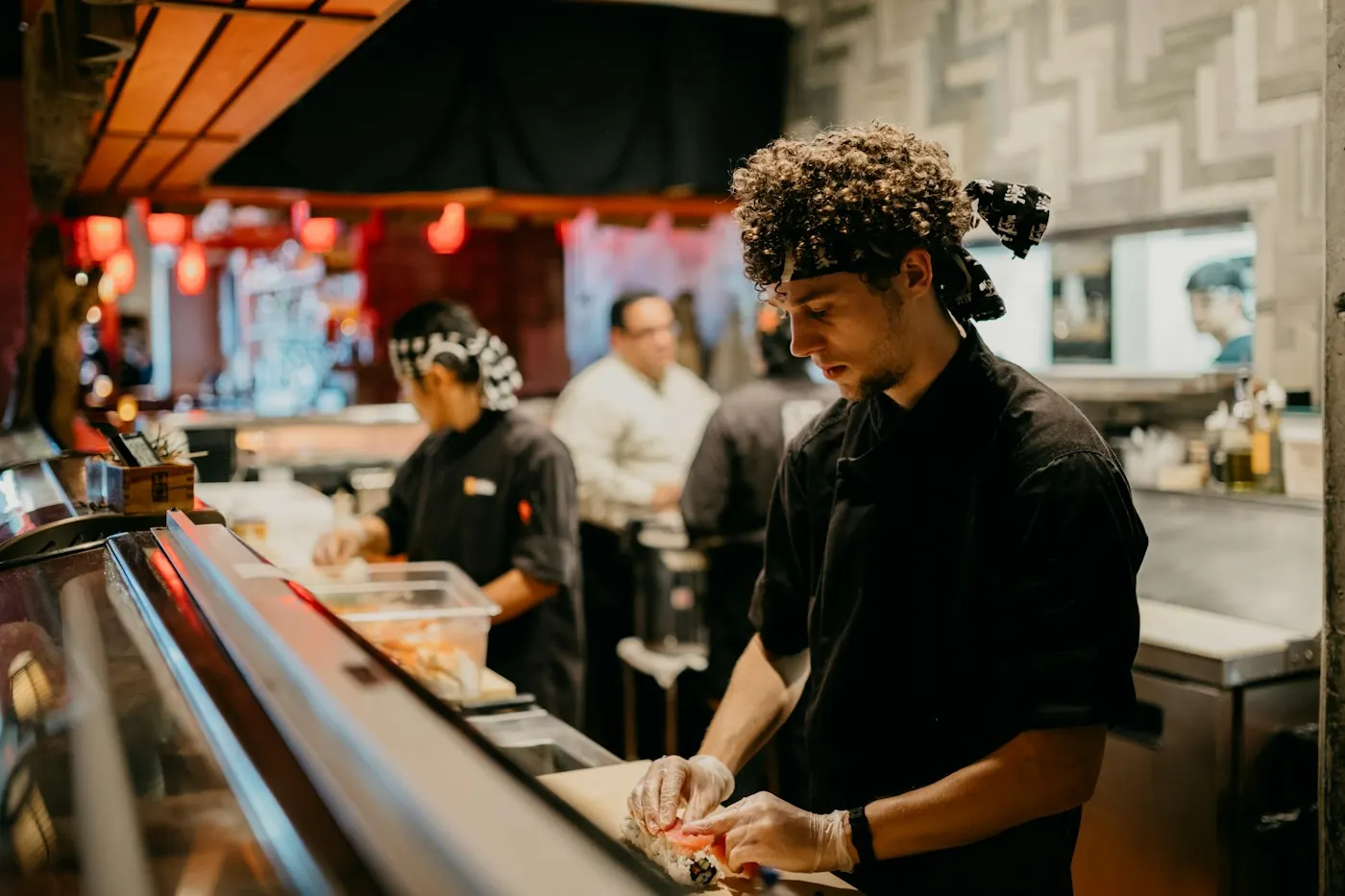 Servis sırasında bir restoran mutfağı